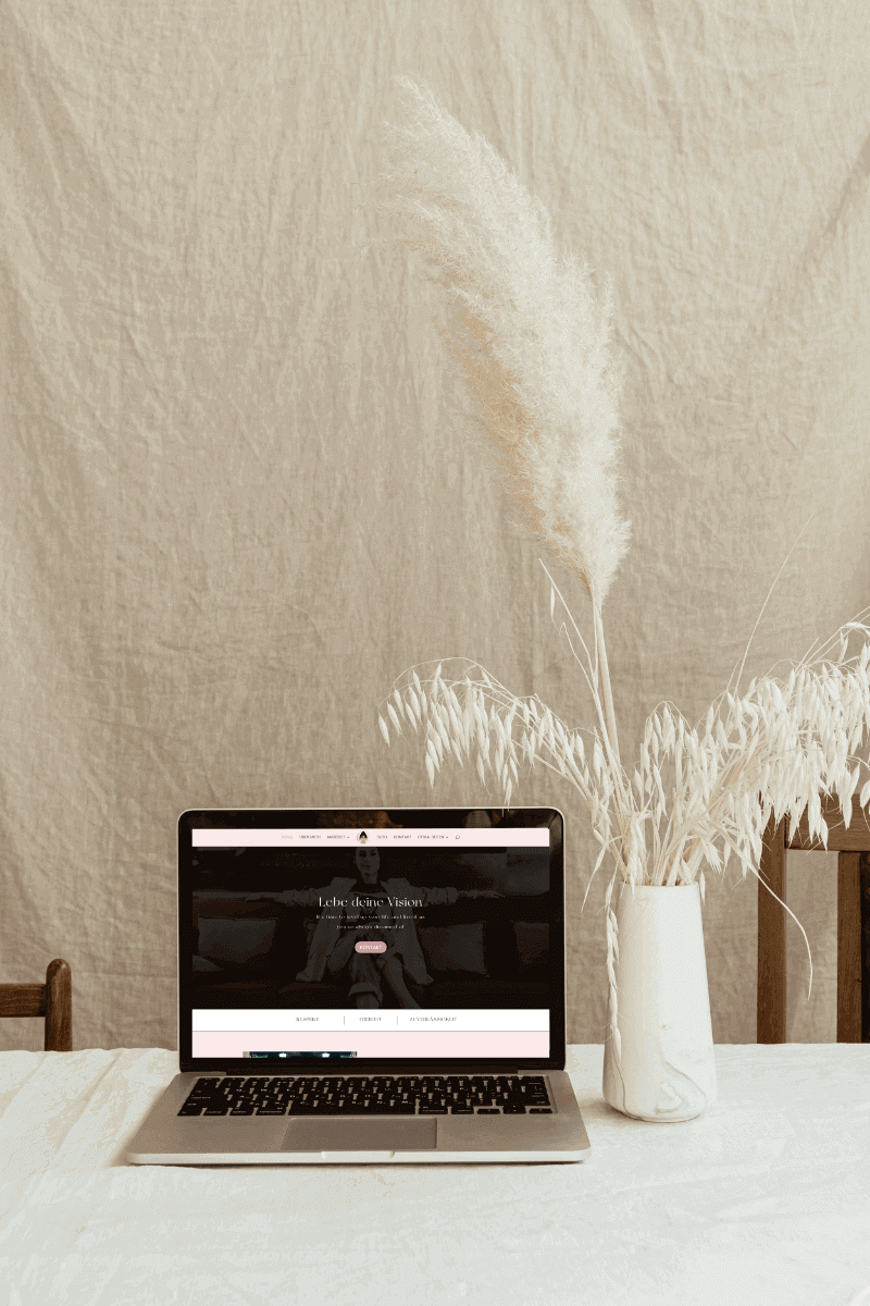 Feminines-Webdesign Schreibtisch mit Laptop